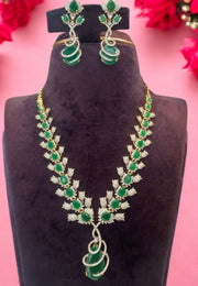 Beautiful gj polish short necklace with green stone